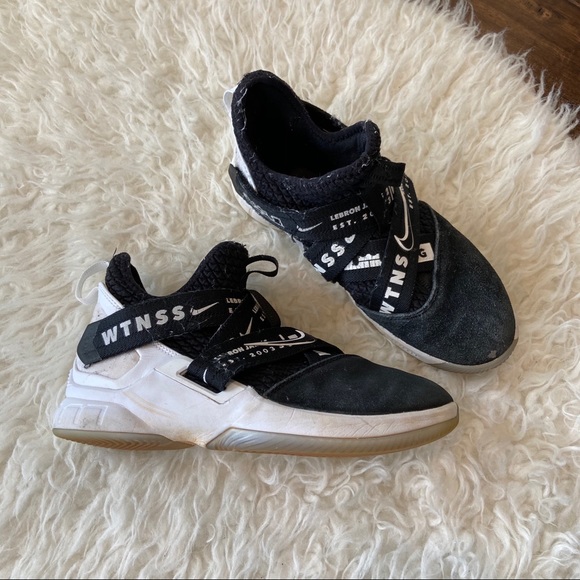 lebron james boys basketball shoes